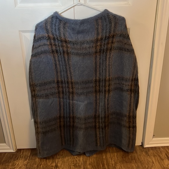Blue plaid poncho - Picture 2 of 7